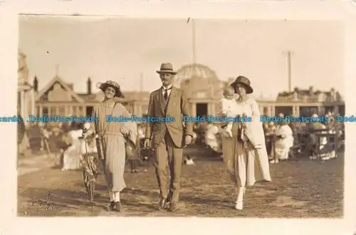 R117666 Alte Postkarte. Frauen und Mann laufen