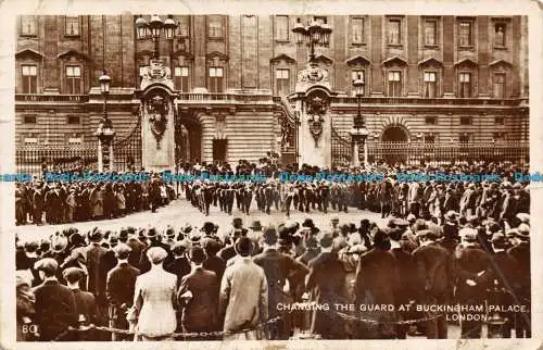 R118522 Wachablösung im Buckingham Palace. London. RP. 1929