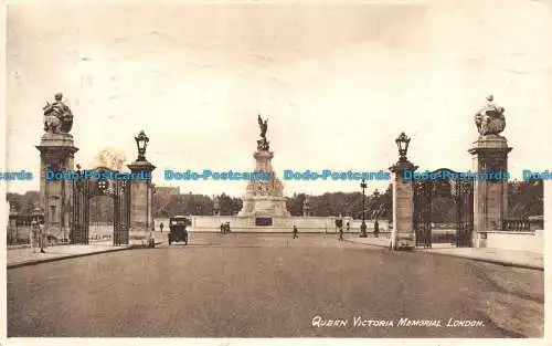 R118877 Queen Victoria Memorial London. RP. 1931