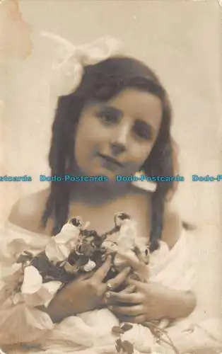 R119026 Alte Postkarte. Mädchen mit Blumen