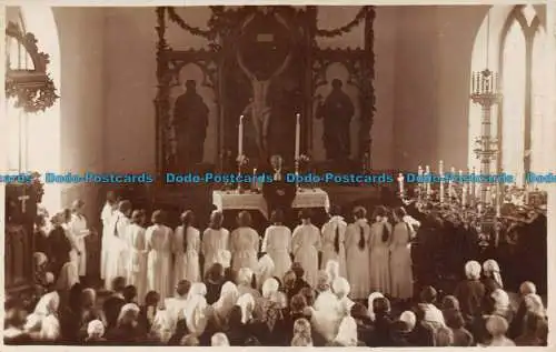 R119043 Alte Postkarte. In der Kirche