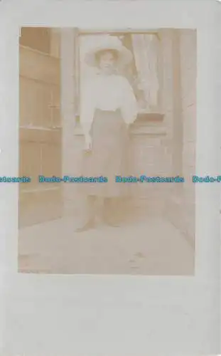 R119154 Alte Postkarte. Frau mit Hut