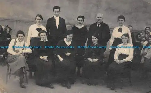 R119169 Alte Postkarte. Personen Foto
