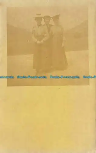 R120935 Alte Postkarte. Ein Mann und zwei Frauen