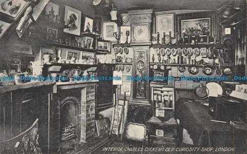 R125576 Interieur Charles Dickens Old Curiosity Shop. London