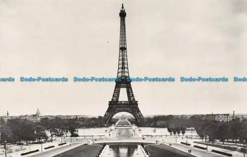 R141189 Paris. La Tour Eiffel et Bassin du Palais de Chaillot. O.P