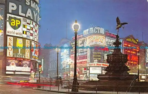 R143485 Piccadilly Circus bei Nacht. London. 1967