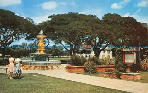 R143581 Wasserbrunnen am Queen Elizabeth Walk. Singapur. Malaiische Farbansichten