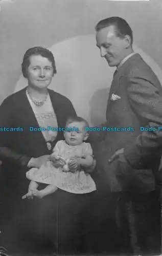 R164540 Alte Postkarte. Frau mit Mann und Baby