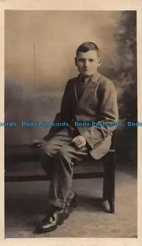 R163948 Alte Postkarte. Junge auf dem Stuhl. Laurence