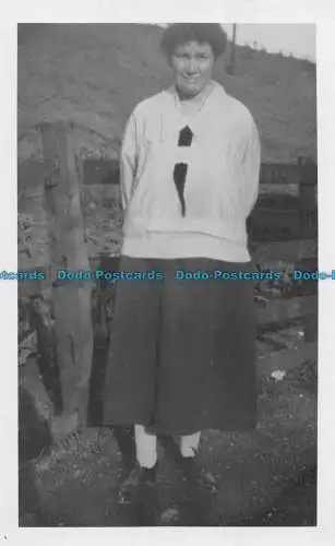 R164159 Alte Postkarte. Frau in der Nähe des Zauns