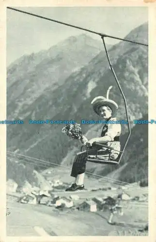 R167529 Otztaler Dirndl auf dem Sessellift Sölden. Hochsolden. Tirol. Lohmann an