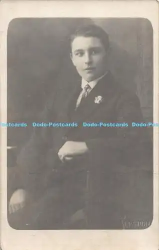 R182549 Junger Mann. Alte Fotografie. Postkarte. C.P. Short