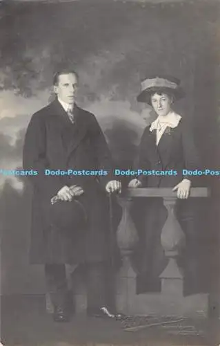 R184282 Ein Mann und eine Frau. Studiofoto. E. Atkinson. Marygate. Wakefield