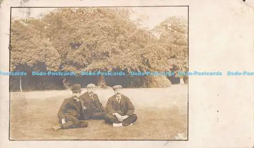 R183439 Drei Herren mit Hüten. Apek. 1904