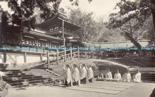 R185999 Der Kasuga-Schrein und die heiligen Tänzer und Musiker. Nara. S. Matsuya
