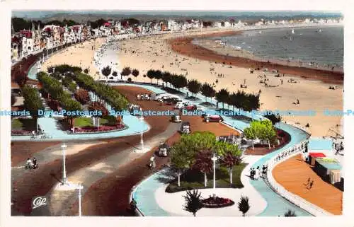 R187362 La Baule. Vue generale de la Plage et des Jardins devant le Casino. RP.