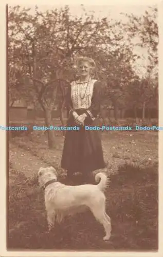 R190024 Frau und Hund. Alte Fotografie. Postkarte