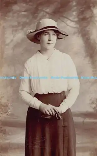 R190036 Frau. Mütze tragen. Alte Fotografie. Postkarte