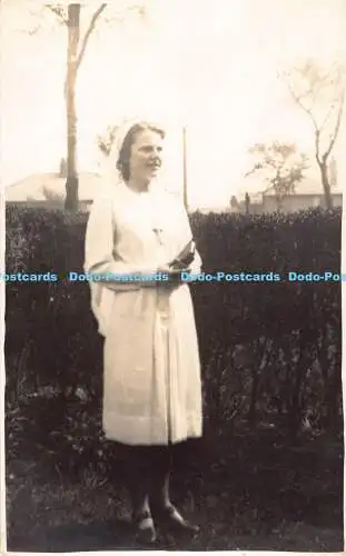 R190127 Woman. Bibel in den Händen halten. Alte Fotografie. Postkarte