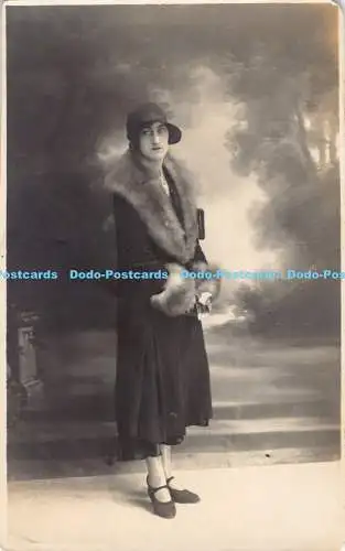 R190163 Woman. Mütze und Mantel zum Fell tragen. Alte Fotografie. Postkarte