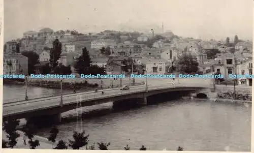 R191589 unbekannter Ort. Brücke. Fluss. Stadt. Alte Fotografie. Postkarte. 1954