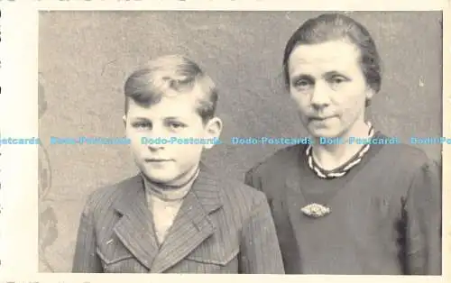 R190176 Junge und Frau. Alte Fotografie. Postkarte. Br