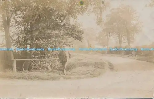 R191653 Bridlington. Ein Mann mit Fahrrad. 1904