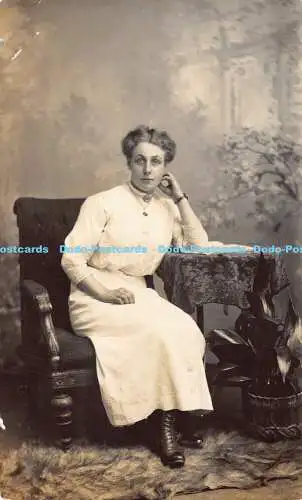 R191784 Frau. auf dem Stuhl sitzend. The Beaumont Studio