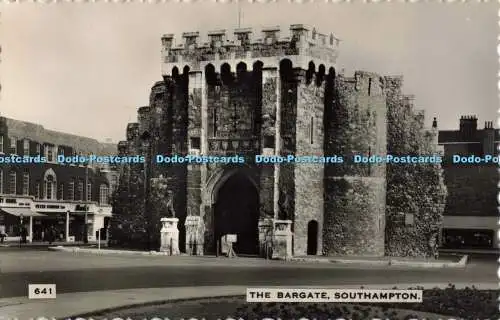 R687290 Southampton. Das Bargate. Dearden und Wade. RP