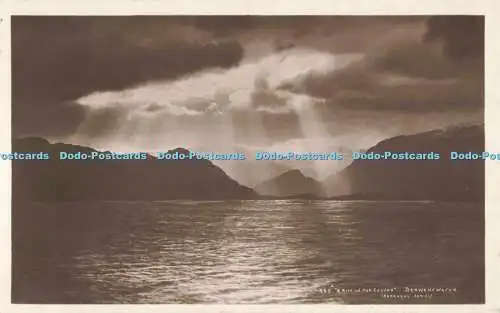 R687415 Derwentwater. Ein Riss in den Wolken. G. P. Abraham