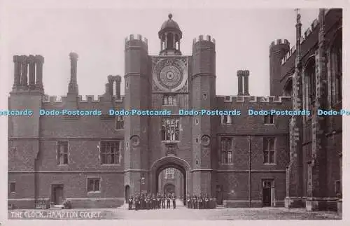 R702912 Hampton Court. Die Uhr. Gale and Polden Ltd. Nelson Serie