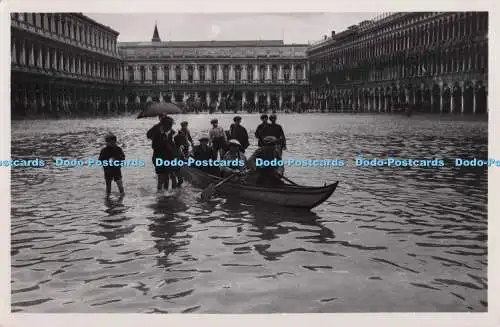 R698464 Venezia. Ponte e Barche auf der Piazza S. Marco Durante l alta Marea. S. Marc