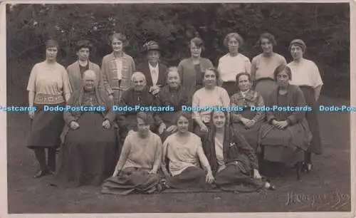 R698862 Gruppe Frauen. im Garten. H. Cooper. Postkarte