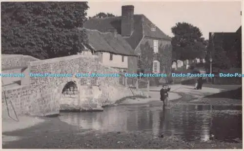 R703441 Eynsford. Blick auf das Dorf. Haus und Brücke