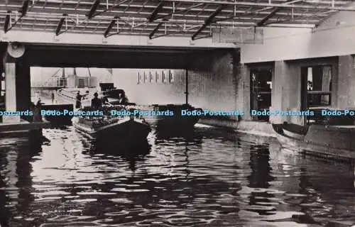 R703488 Centrale Aalsmeerse Veiling. Het Binnenvaren van een Bloemenboot. Gerl.