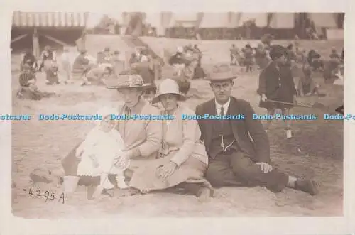 R703548 Menschen am Strand. Postkarte