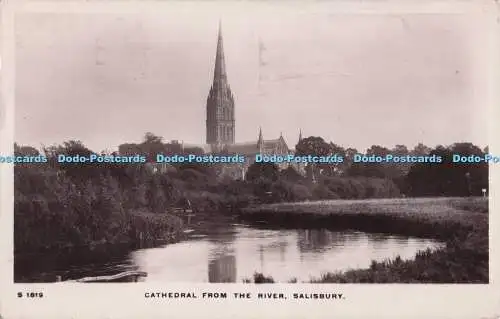 R701496 Salisbury. Kathedrale vom Fluss. W. H. S. Kingsway Echtfotoserie