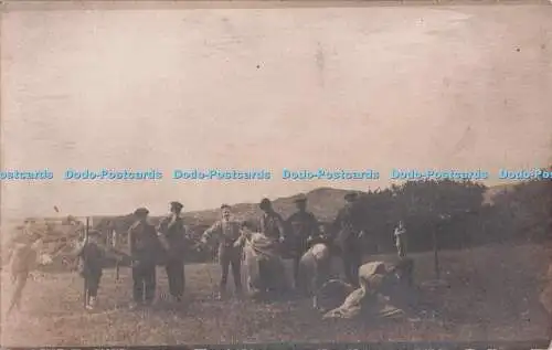 R703701 Personengruppe. Soldaten. auf dem Feld. L.T.K