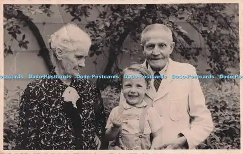 R699179 Mann und Frauen mit Jungen. Im Garten