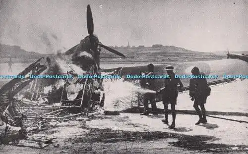 R705257 Ein Hurrikan brennt auf dem Flugplatz Ta Qali, nachdem er von feindlichen Abb.