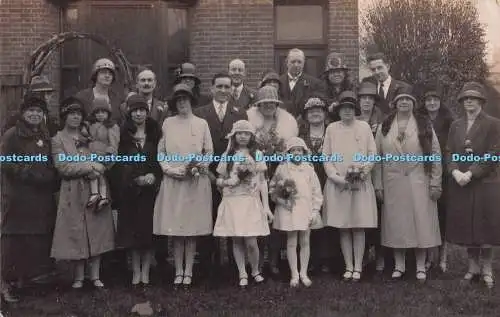 R703946 Personengruppe mit Blumen steht im Garten