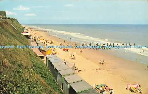 R704008 Mundesley on Sea. Der Strand und die Klippen. 1967