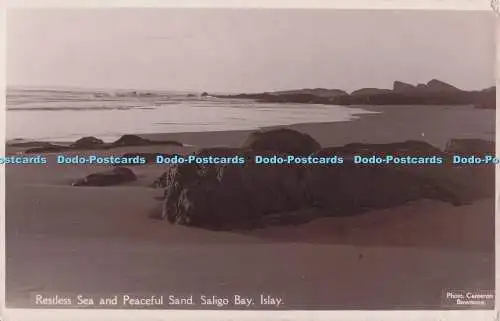 R701894 Islay. Saligo Bay. Unruhiges Meer und friedlicher Sand. Cameron. RP