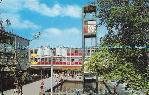 R705746 Stevenage. Stadtplatz und Uhrturm