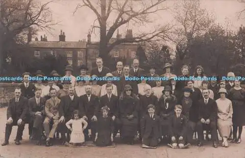 R702145 Gruppenfoto. Männer und Frauen und Kinder im Garten in der Nähe des Hauses