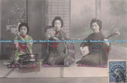 R707944 Japan. Drei Frauen mit Musikinstrumenten