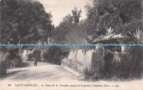 R709166 Saint Raphael. La Route de la Corniche Devant la Propriete d Alphonse Ka