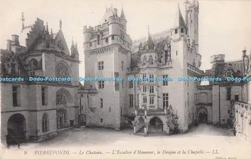 R711408 Pierrefonds. Le Chateau. L Escalier d Honneur le Donjon et la Chapelle.