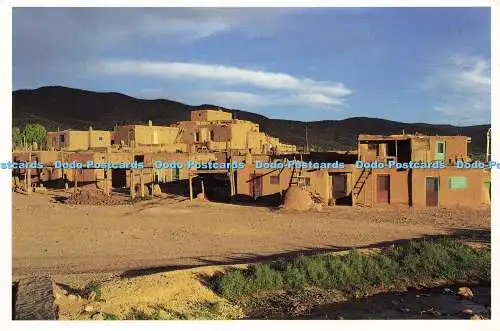 D152540 Taos Pueblo. Das Dorf Taos Pueblo wird durch einen schönen Berg geteilt